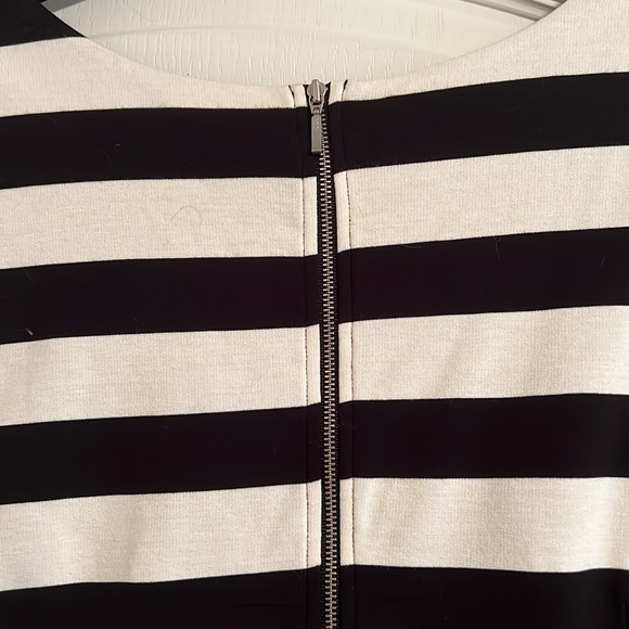 Sleeveless peplum top with black and white chevron pattern - Picture 4 of 4